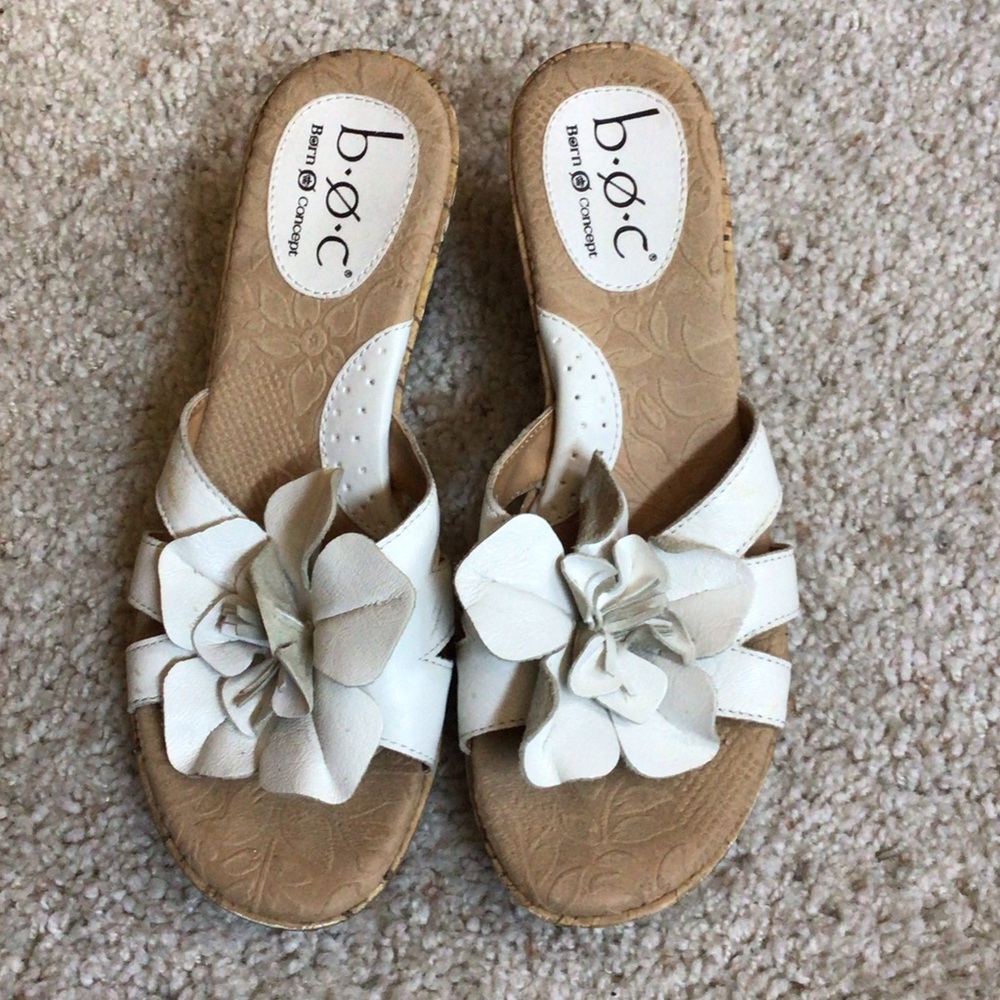 b.o.c. Women's Tan and White Floral Sandals